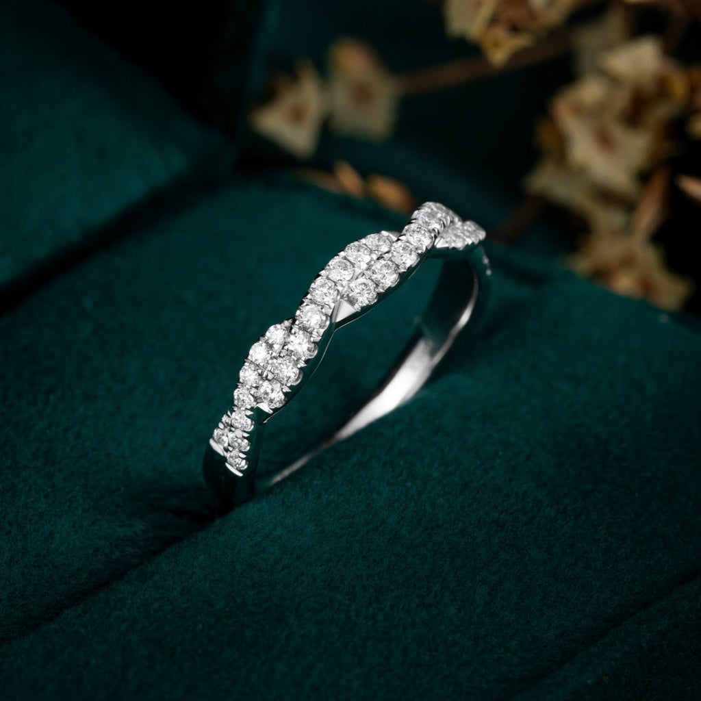 Classic Round Twisted Vine Diamond Ring Set in Platinum