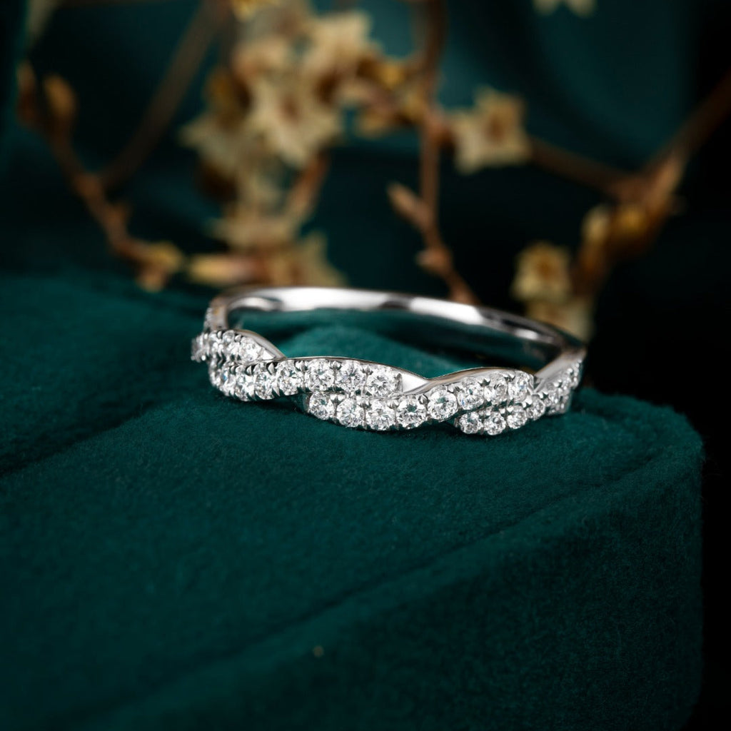 Classic Round Twisted Vine Diamond Ring Set in Platinum
