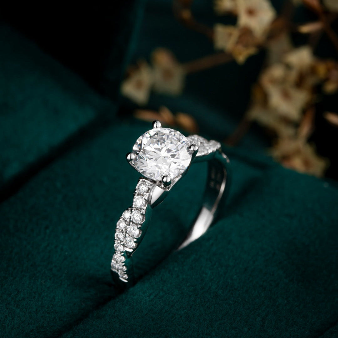 Classic Round Twisted Vine Diamond Ring Set in Platinum