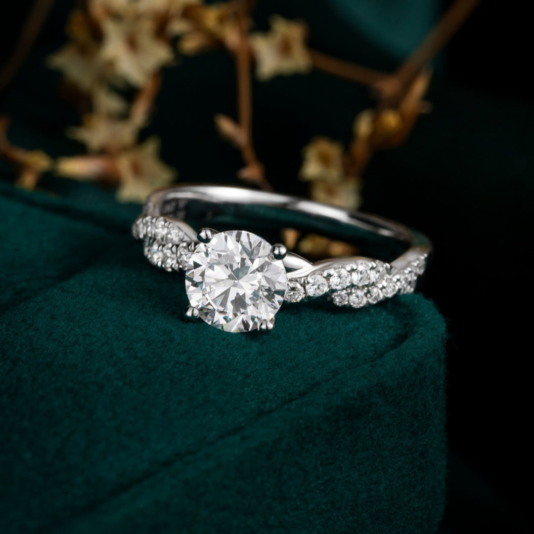 Classic Round Twisted Vine Diamond Ring Set in Platinum