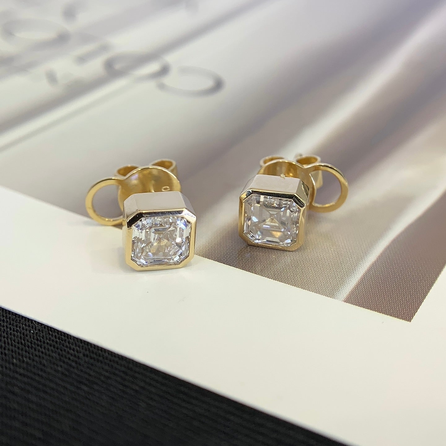 1 1/2 ctw Bezel Asscher Cut Earstuds(Pair) in 14k Yellow Gold